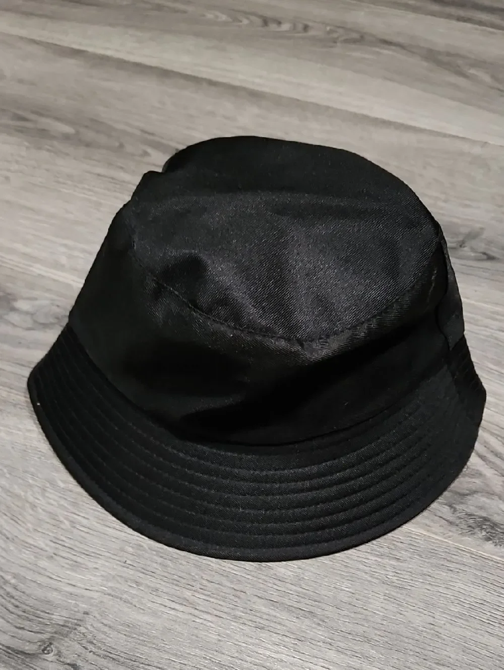 NWOT Daisy Reversible Blk & Yellow Nylon Bucket Hat